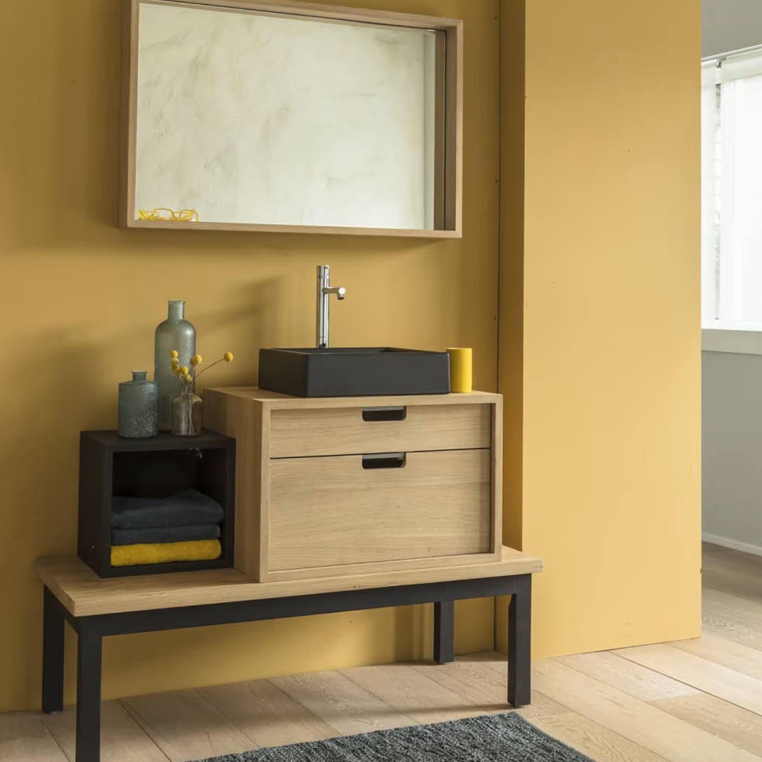 Wood Sitzbank in einem gelben Bad